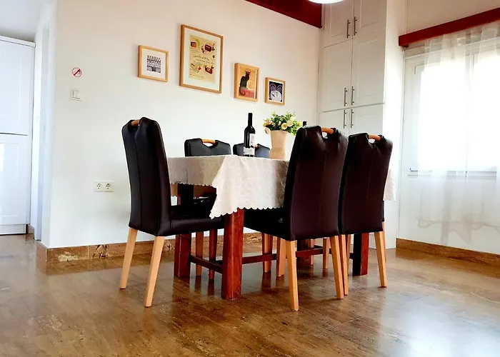 Willa Dream 1st Row To The Sea